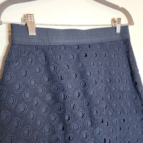 Lands' End Eyelet Navy knit a-line skirt. Women's size 8 - Picture 4 of 13